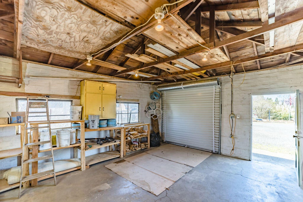 3149 Hanley Road Central Point, OR 97502 - Photo 32 of 47 Detached garage