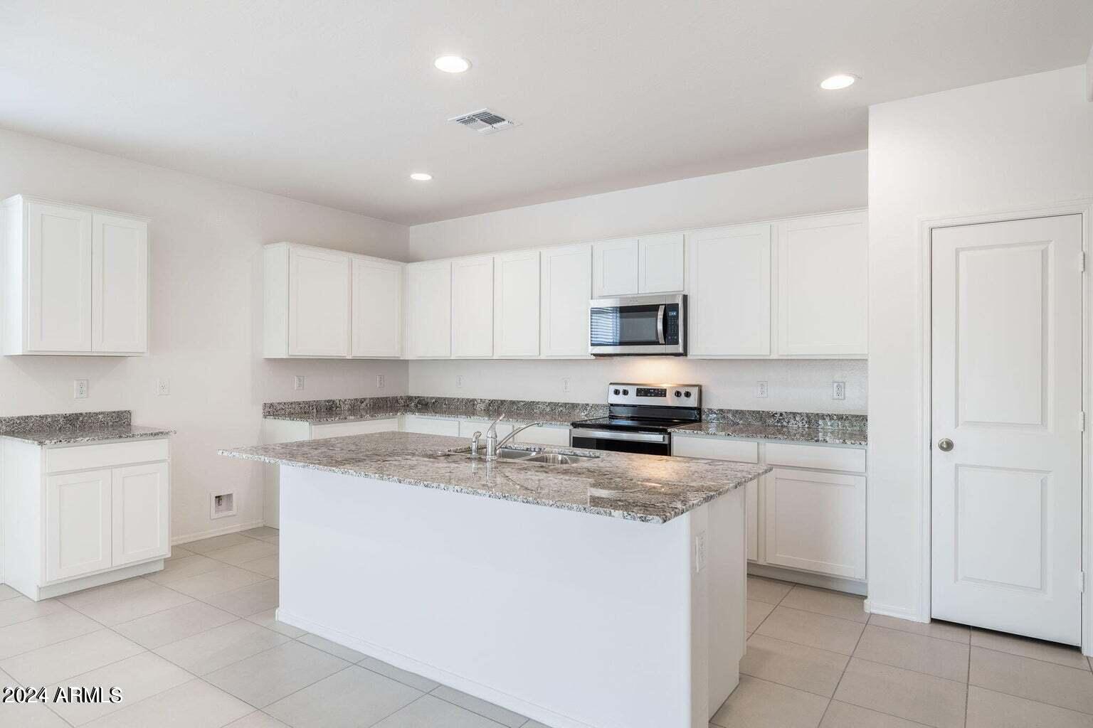 10516 West Bloch Road Tolleson, AZ 85353 - Photo 4 of 28 20240822004812350067000000-o (1)