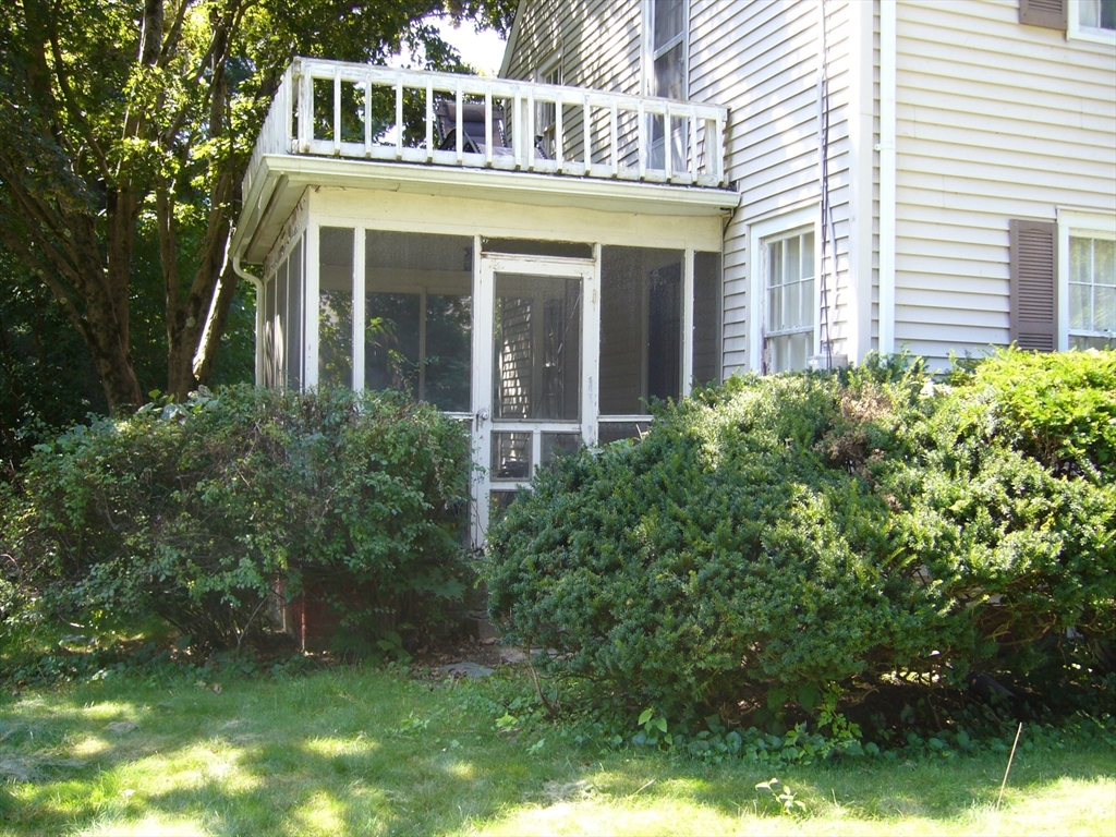 33 Sherwood Road Springfield, MA 01119 - Photo 2 of 16 a front view of a house with garden