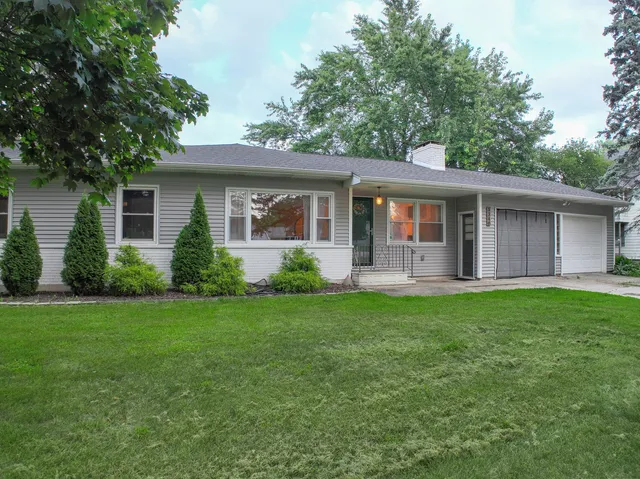 $300,000 | 1340 North Main Street, Sycamore, IL 60178