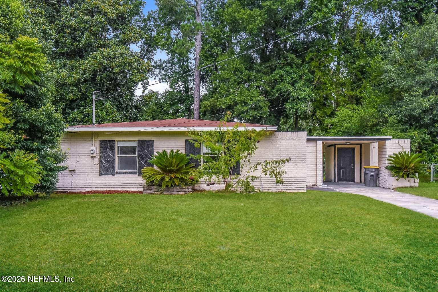 a view of a house with backyard and garden