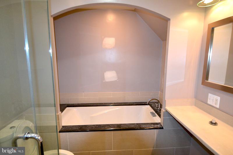 1819 Spruce Street, Unit 1R Philadelphia, PA 19103 - Photo 14 of 17