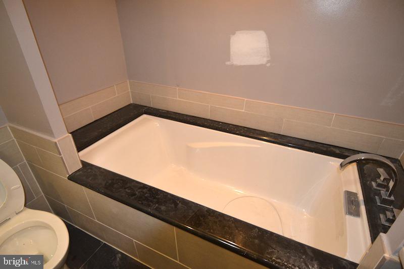 1819 Spruce Street, Unit 1R Philadelphia, PA 19103 - Photo 15 of 17