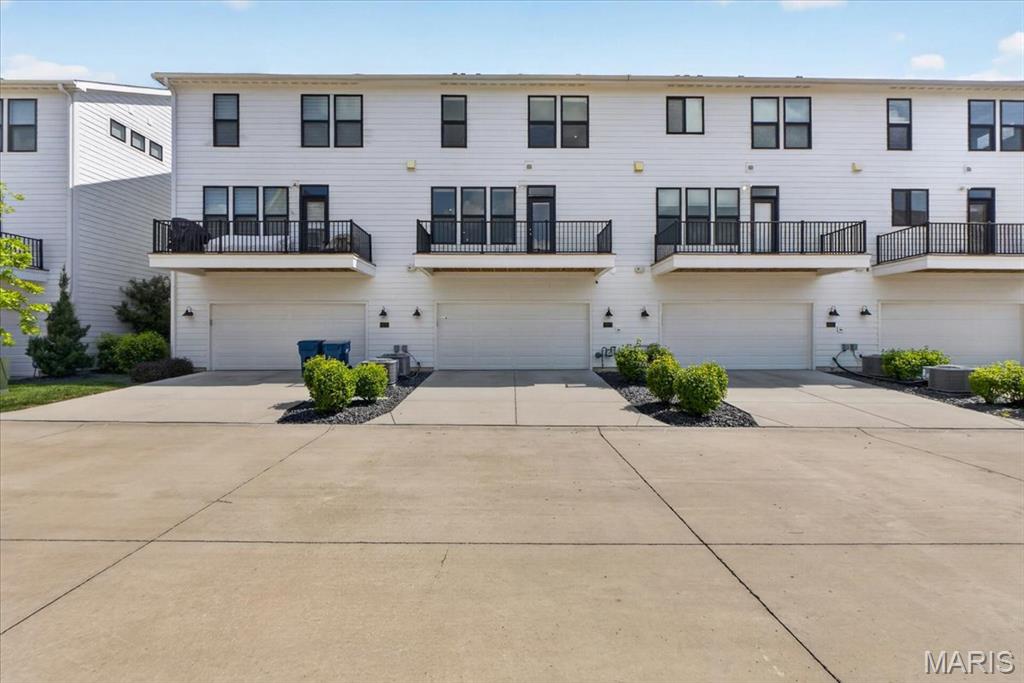 8933 Eager Road St. Louis, MO 63144 - Photo 2 of 33 Gallery Image 2