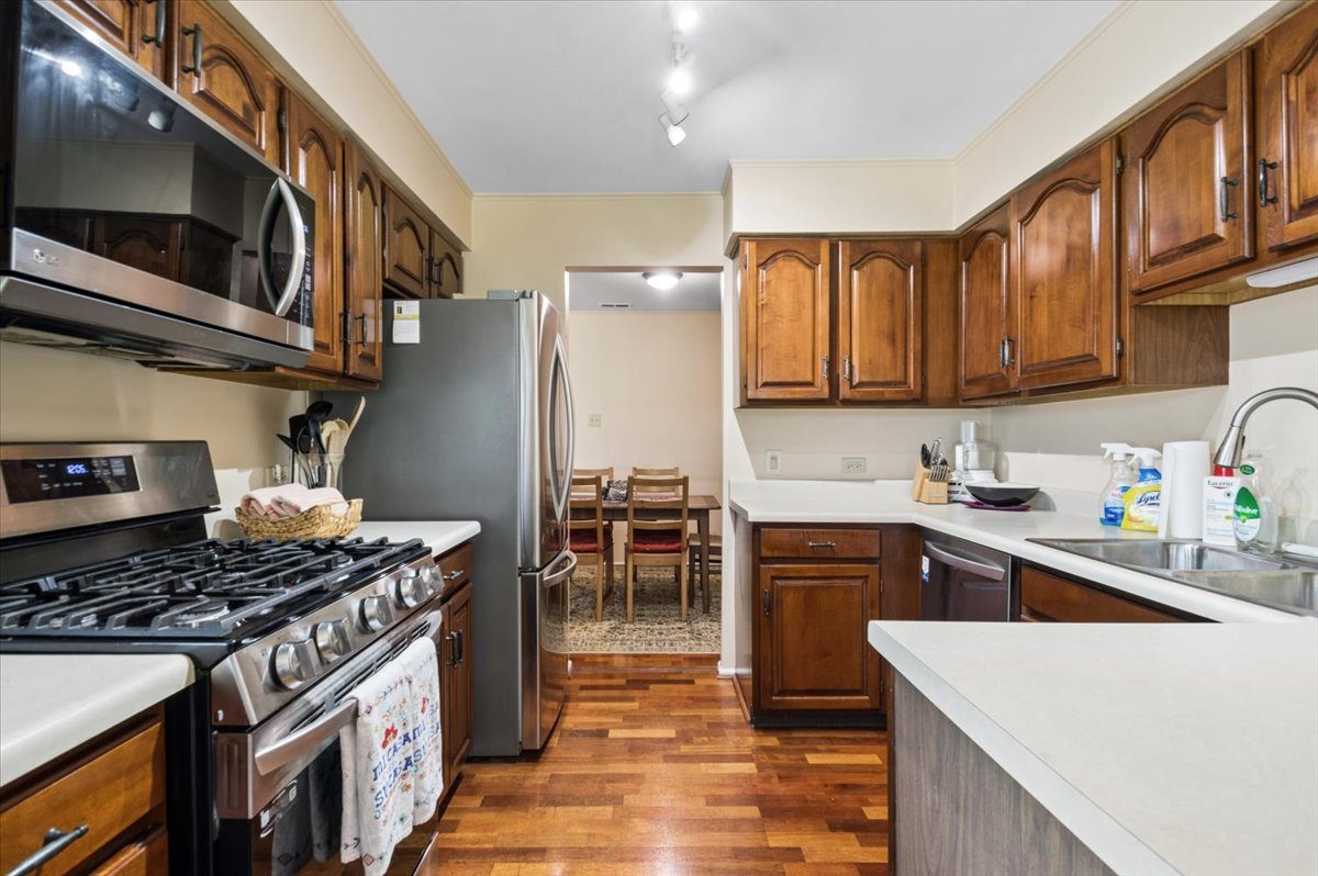 166 Hemingway Court, Unit 252 Vernon Hills, IL 60061 - Photo 9 of 18 a kitchen with stainless steel appliances granite countertop a stove and a sink