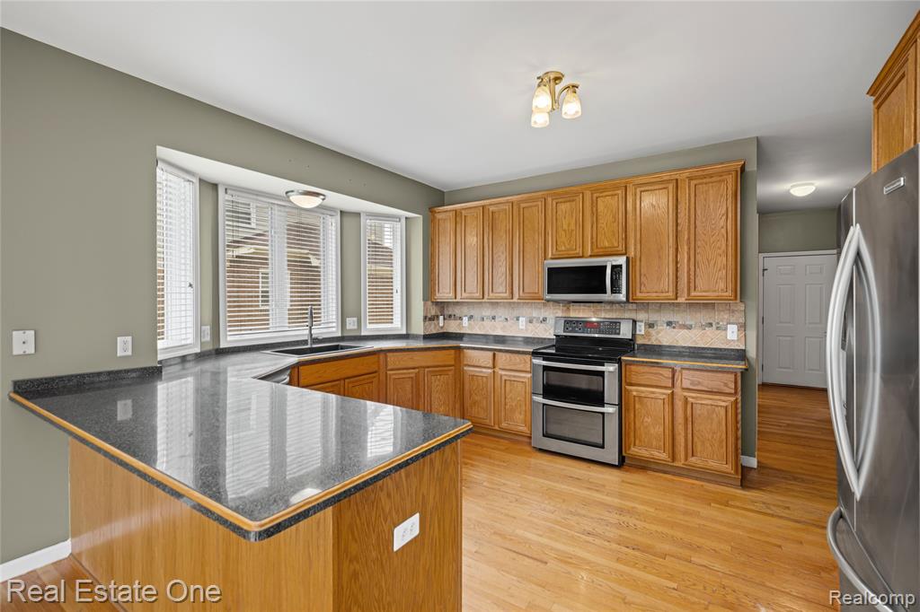 2025 Somerville Road Rochester Hills, MI 48307 - Photo 10 of 51