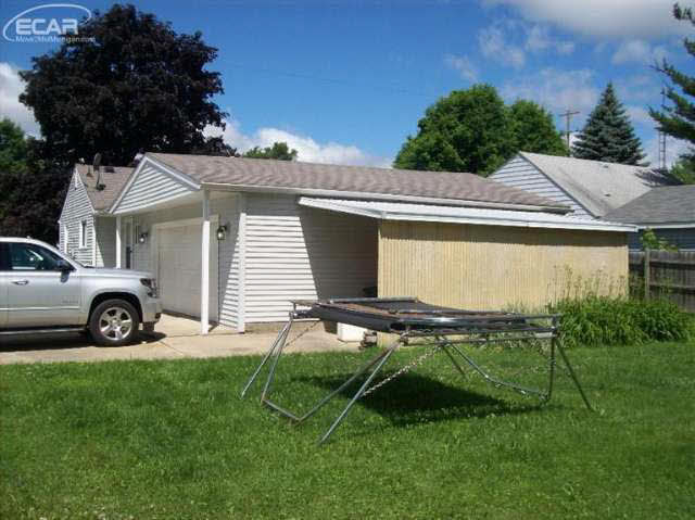 2194 North Center Road Burton, MI 48509 - Photo 3 of 14 20441787-2.JPG
