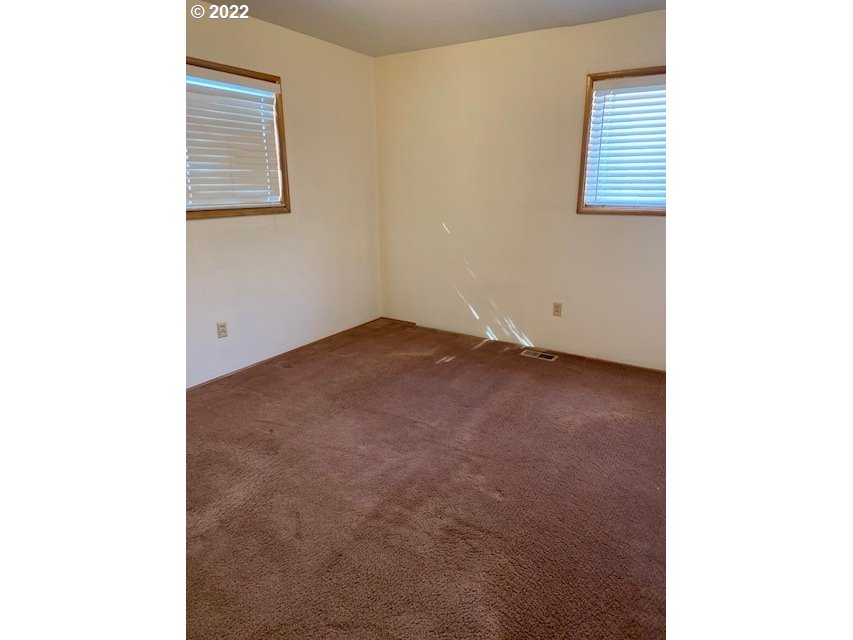 532 Northeast 37th Street Pendleton, OR 97801 - Photo 11 of 21 a view of an empty room with a window