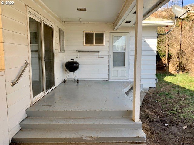 532 Northeast 37th Street Pendleton, OR 97801 - Photo 18 of 21 a view of entryway and hall