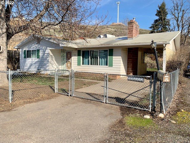 532 Northeast 37th Street Pendleton, OR 97801 - Photo 2 of 21 front view of a house with a wooden fence