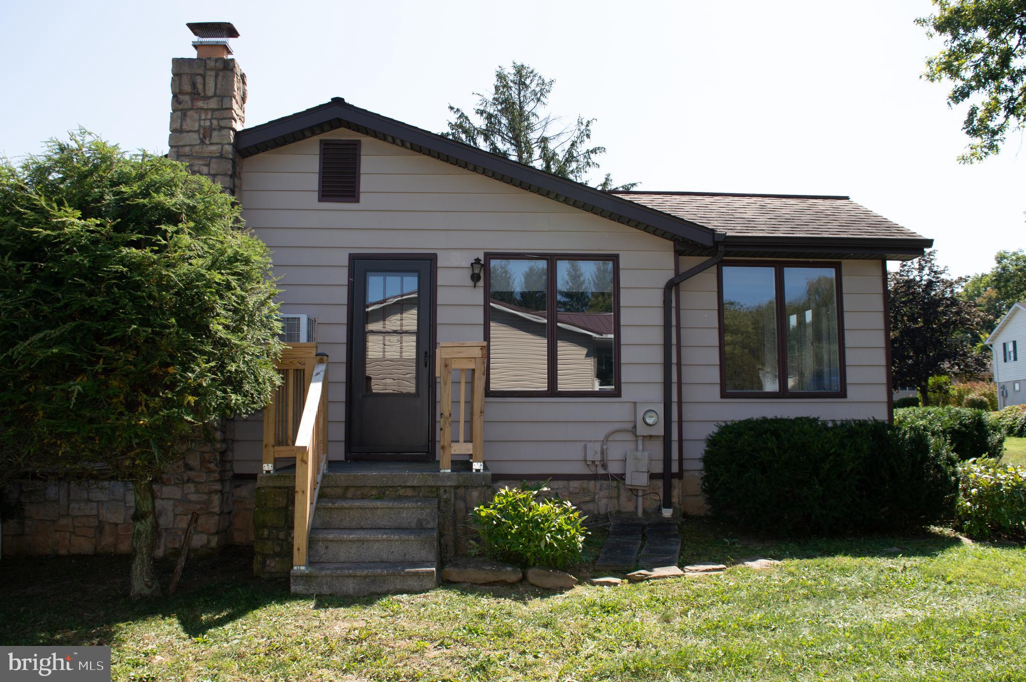 12713 Winchester Road Cumberland, MD 21502 - Photo 6 of 55 a front view of a house with garden