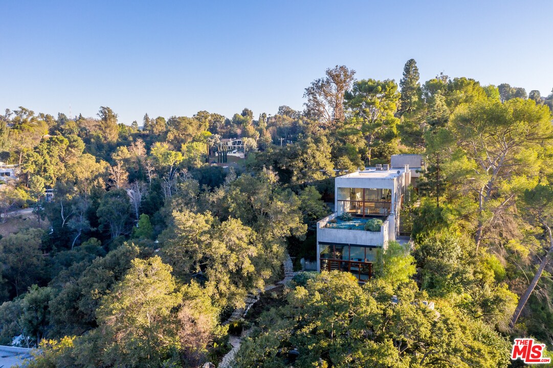 3201 Coldwater Canyon Lane Beverly Hills, CA 90210 - Photo 1 of 23 a picture of a city