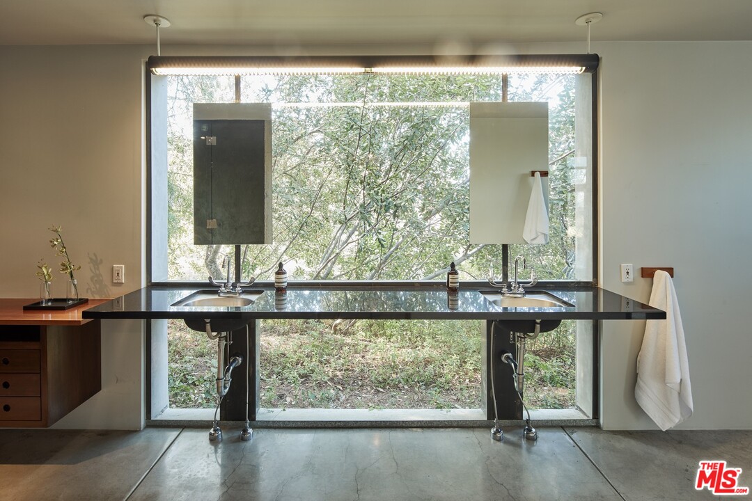 3201 Coldwater Canyon Lane Beverly Hills, CA 90210 - Photo 14 of 23 a view of a entryway