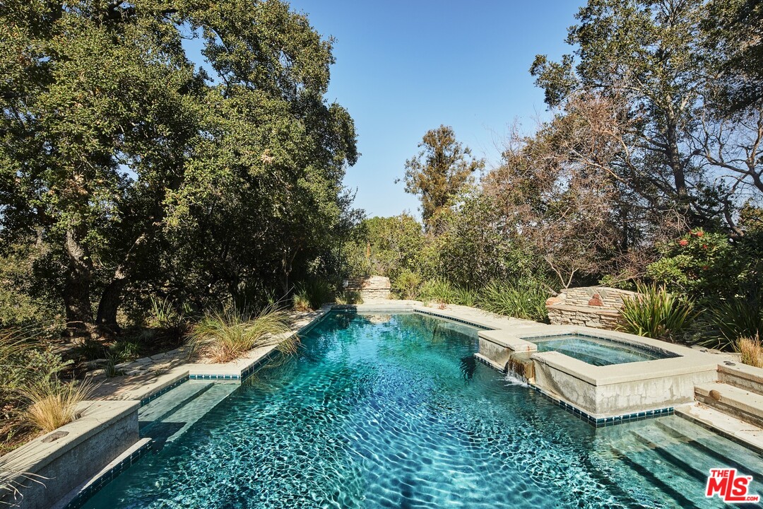 3201 Coldwater Canyon Lane Beverly Hills, CA 90210 - Photo 21 of 23 a view of a backyard with sitting area