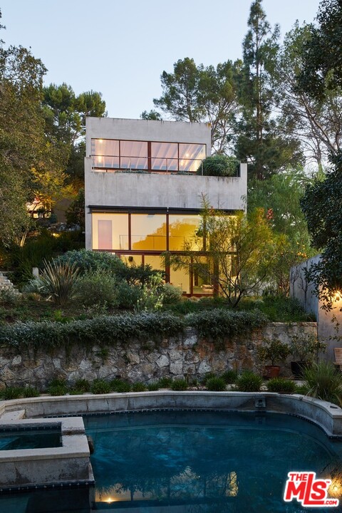 3201 Coldwater Canyon Lane Beverly Hills, CA 90210 - Photo 22 of 23 a picture of a city