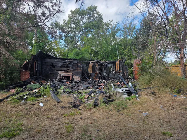 a view of a barn in the middle of a yard