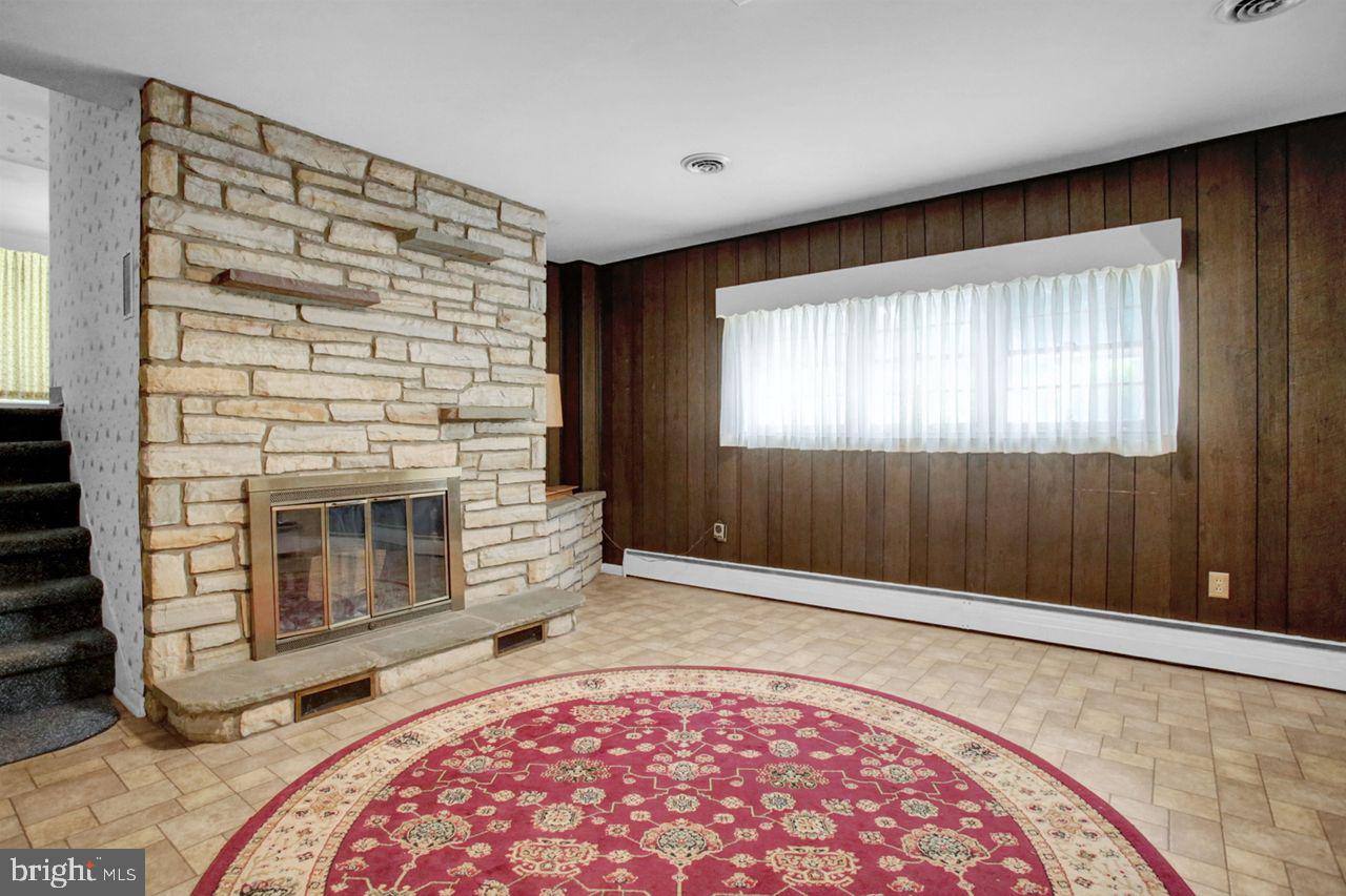 3409 River Road Reading, PA 19605 - Photo 23 of 41 an empty room with windows