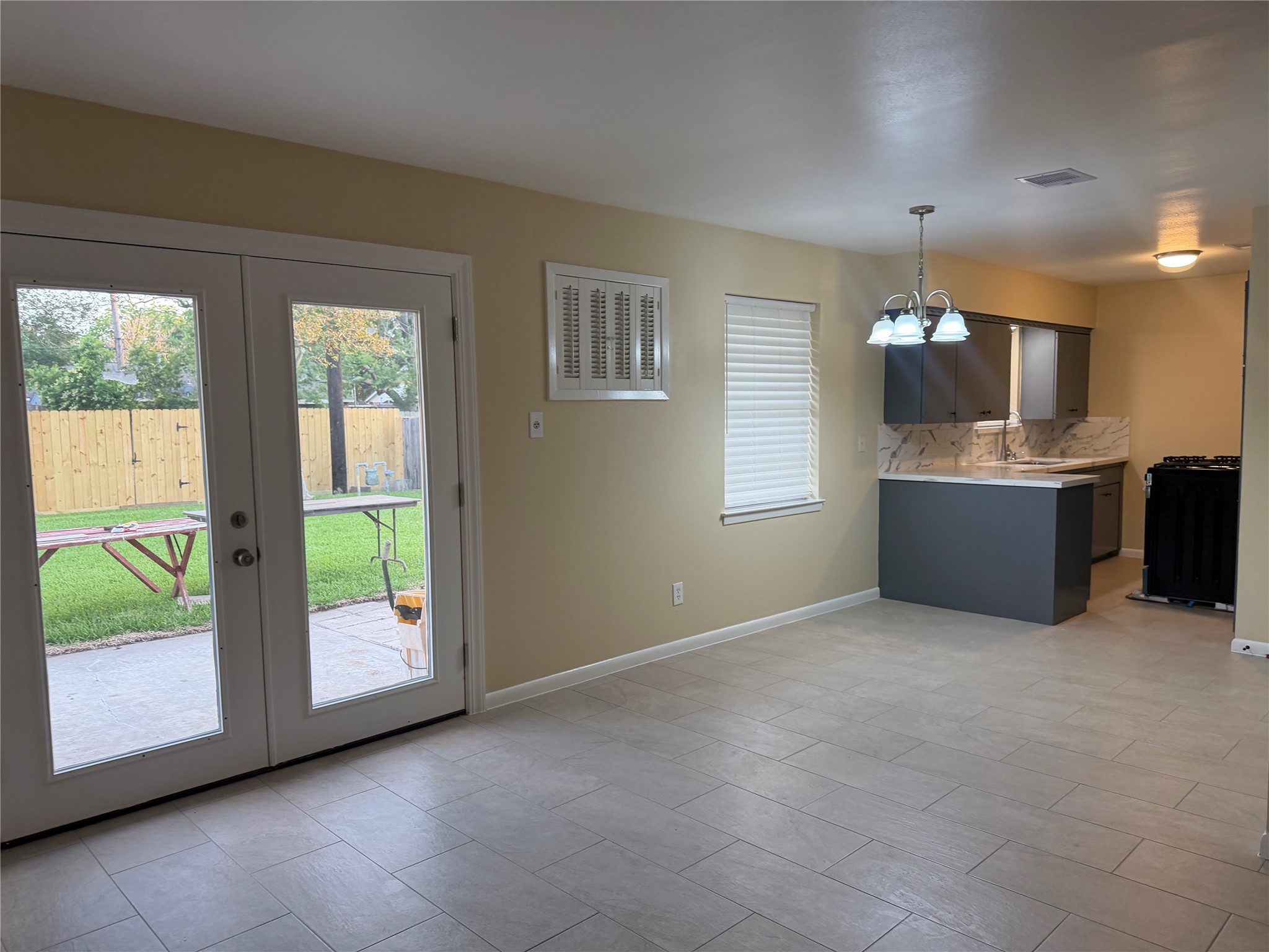 7335 Tanager Street Houston, TX 77074 - Photo 2 of 15