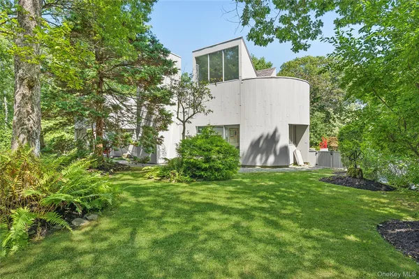 $2,500,000 | 12 Lakewood Lane, Quogue, NY 11959