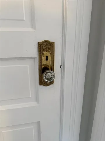 a view of an entryway with a livingroom