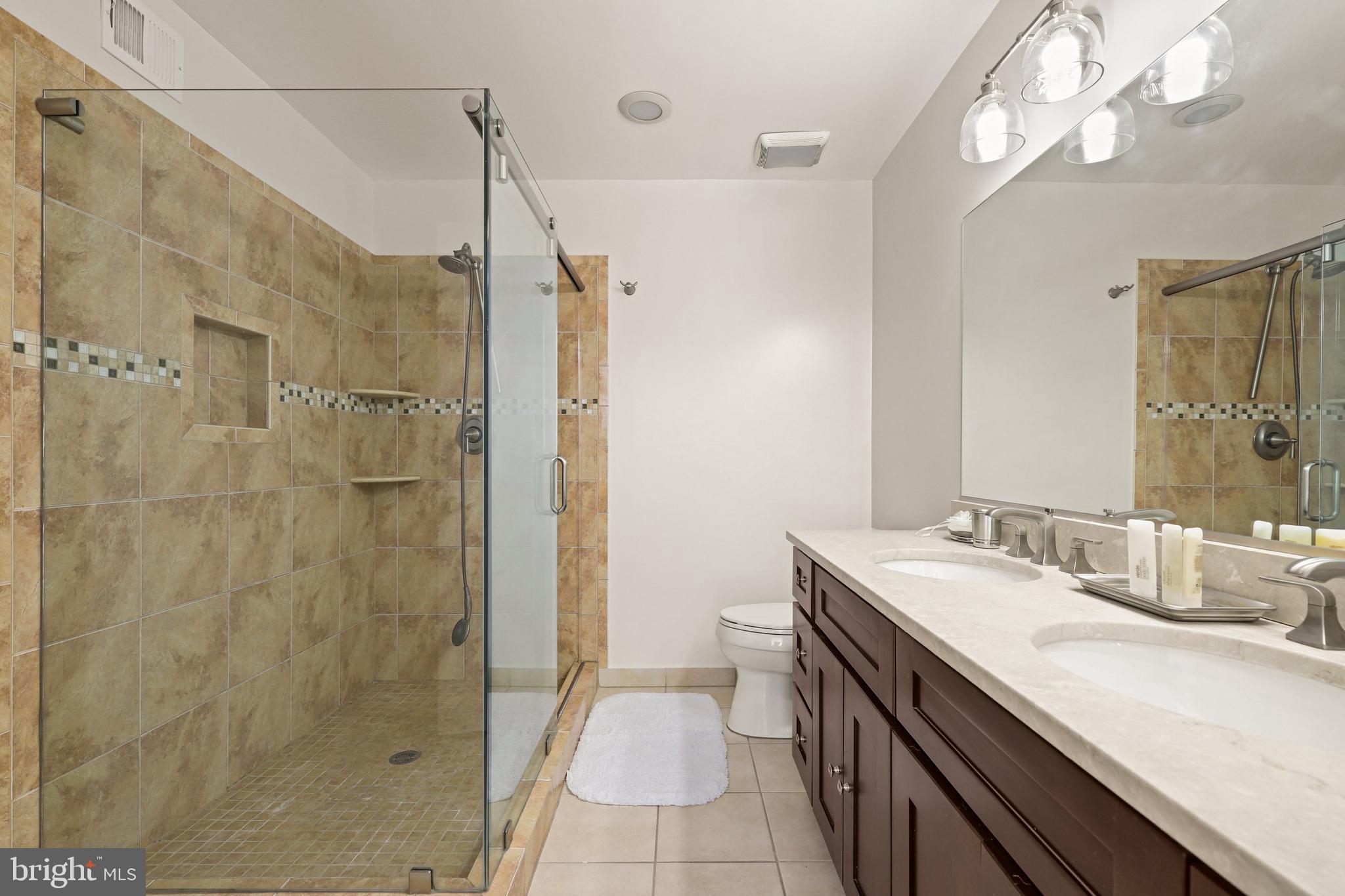 1375 Heritage Oak Way Reston, VA 20194 - Photo 2 of 36