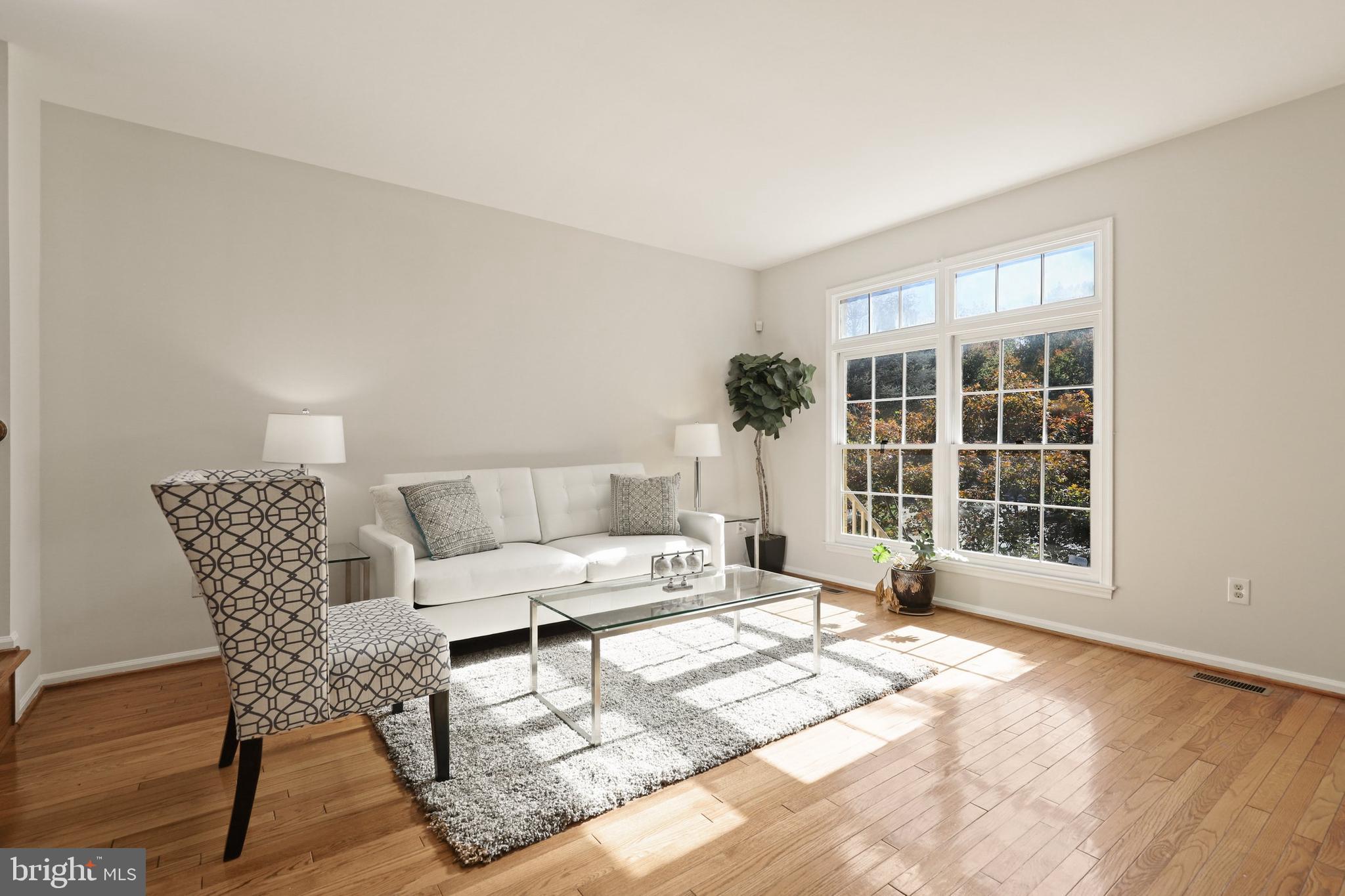 1375 Heritage Oak Way Reston, VA 20194 - Photo 3 of 36
