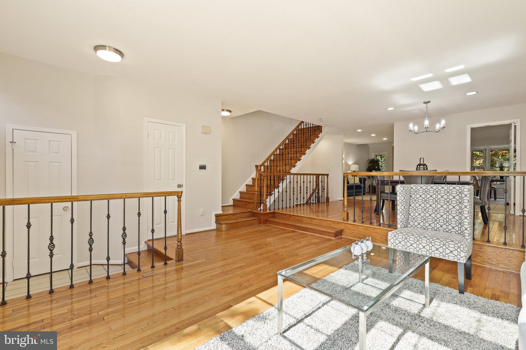 1375 Heritage Oak Way Reston, VA 20194 - Photo 4 of 36