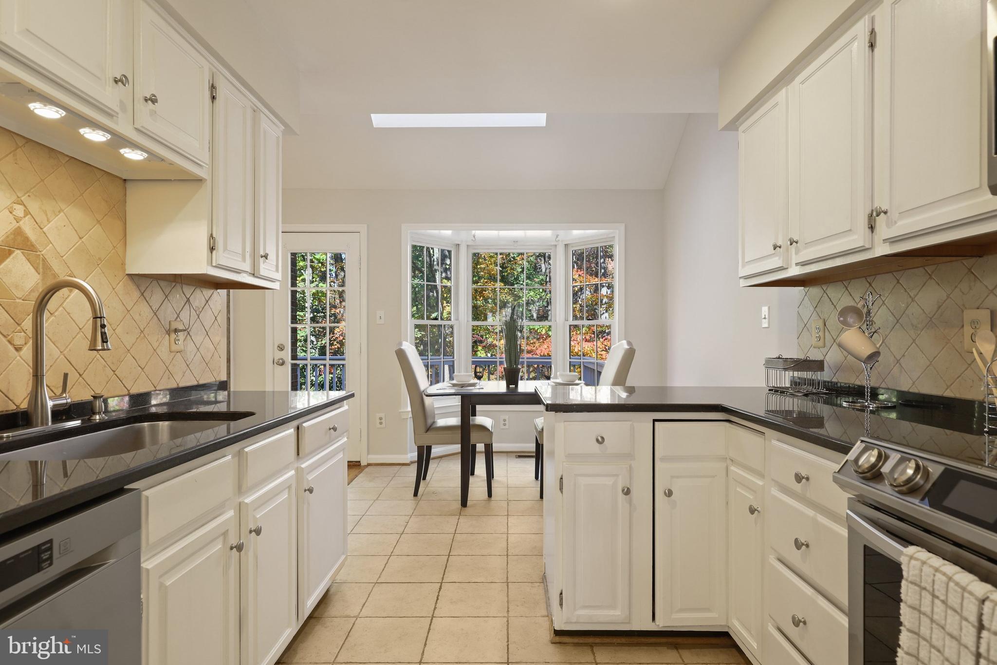 1375 Heritage Oak Way Reston, VA 20194 - Photo 6 of 36