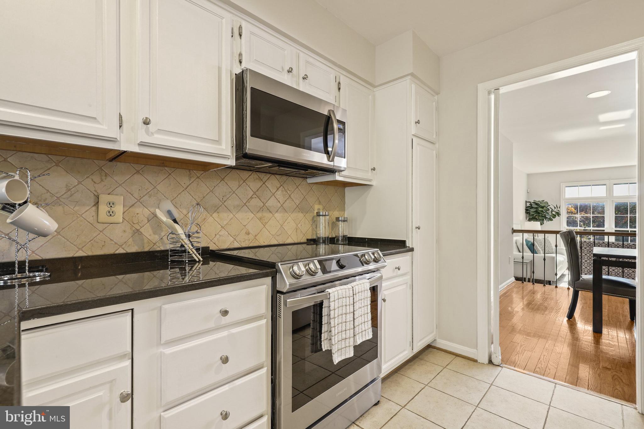 1375 Heritage Oak Way Reston, VA 20194 - Photo 7 of 36