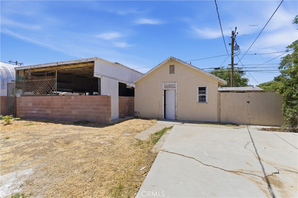 44509 Date Lancaster, CA 93534 - Photo 2 of 20 a front view of a house with a yard