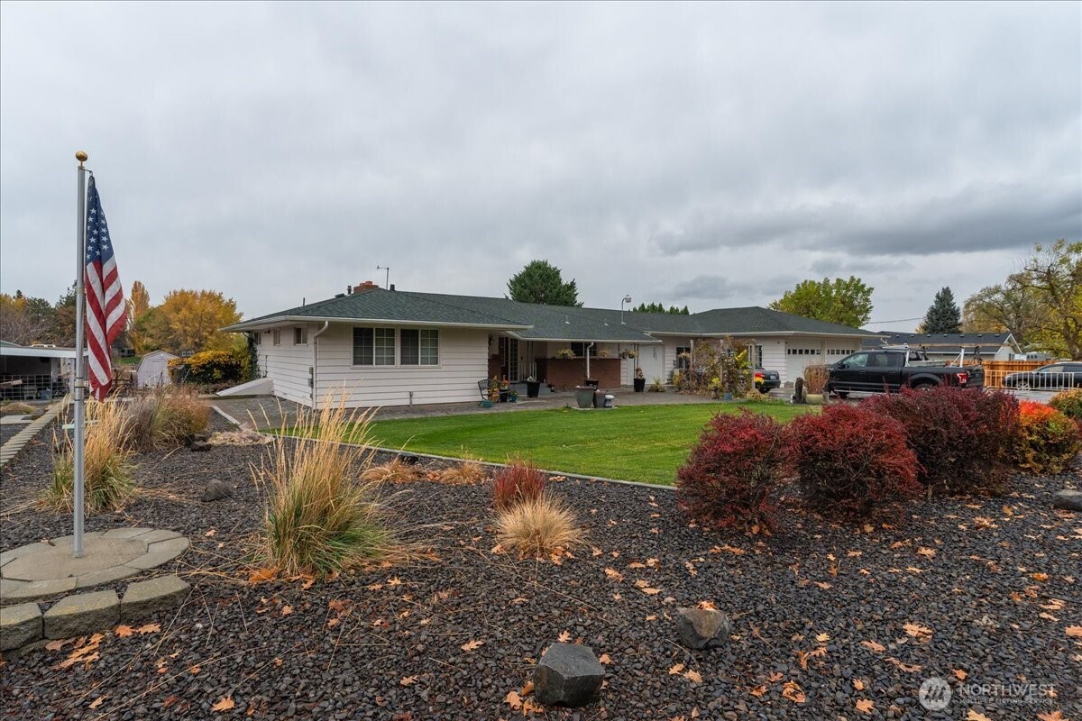 20271 Linden Road Northwest Soap Lake, WA 98851 - Photo 2 of 22 a front view of house with a garden