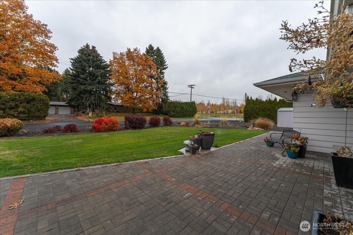 20271 Linden Road Northwest Soap Lake, WA 98851 - Photo 4 of 22 a view of a house with backyard and garden