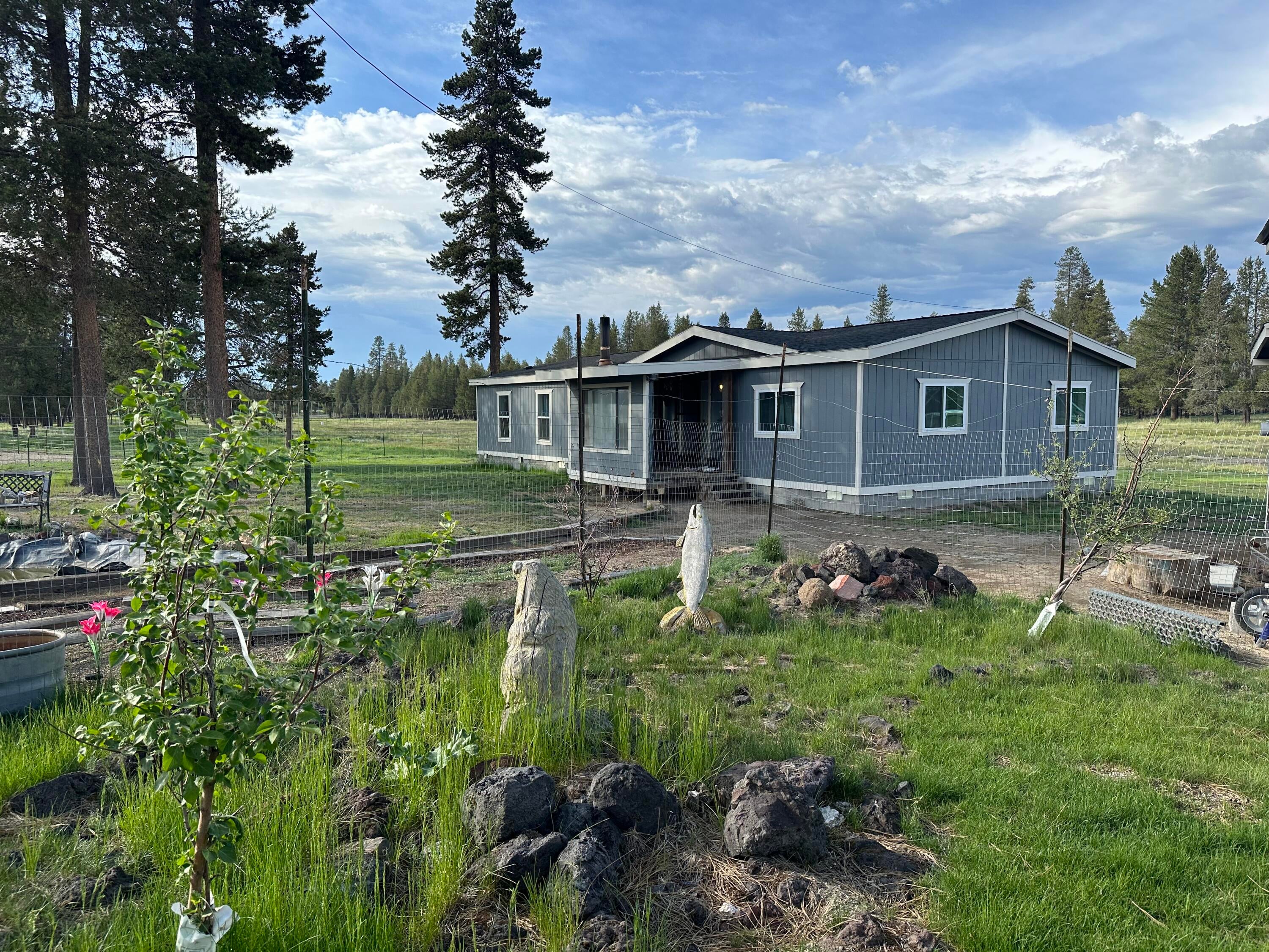 9241 Split Rail Road La Pine, OR 97739 - Photo 6 of 57 Front View
