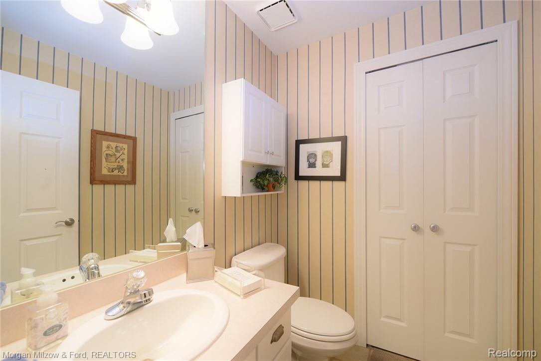 9742 Naiad Road Clarkston, MI 48348 - Photo 14 of 38 First floor powder bath