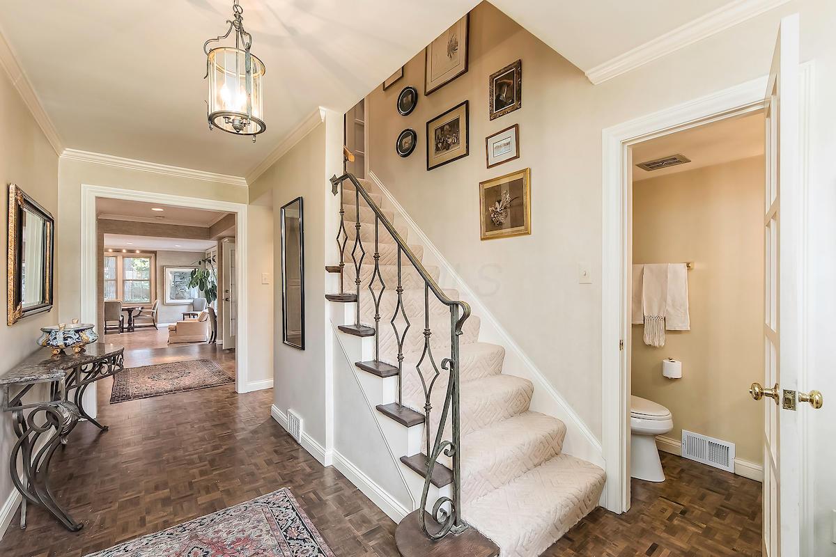 2155 Yorkshire Road Columbus, OH 43221 - Photo 6 of 46
