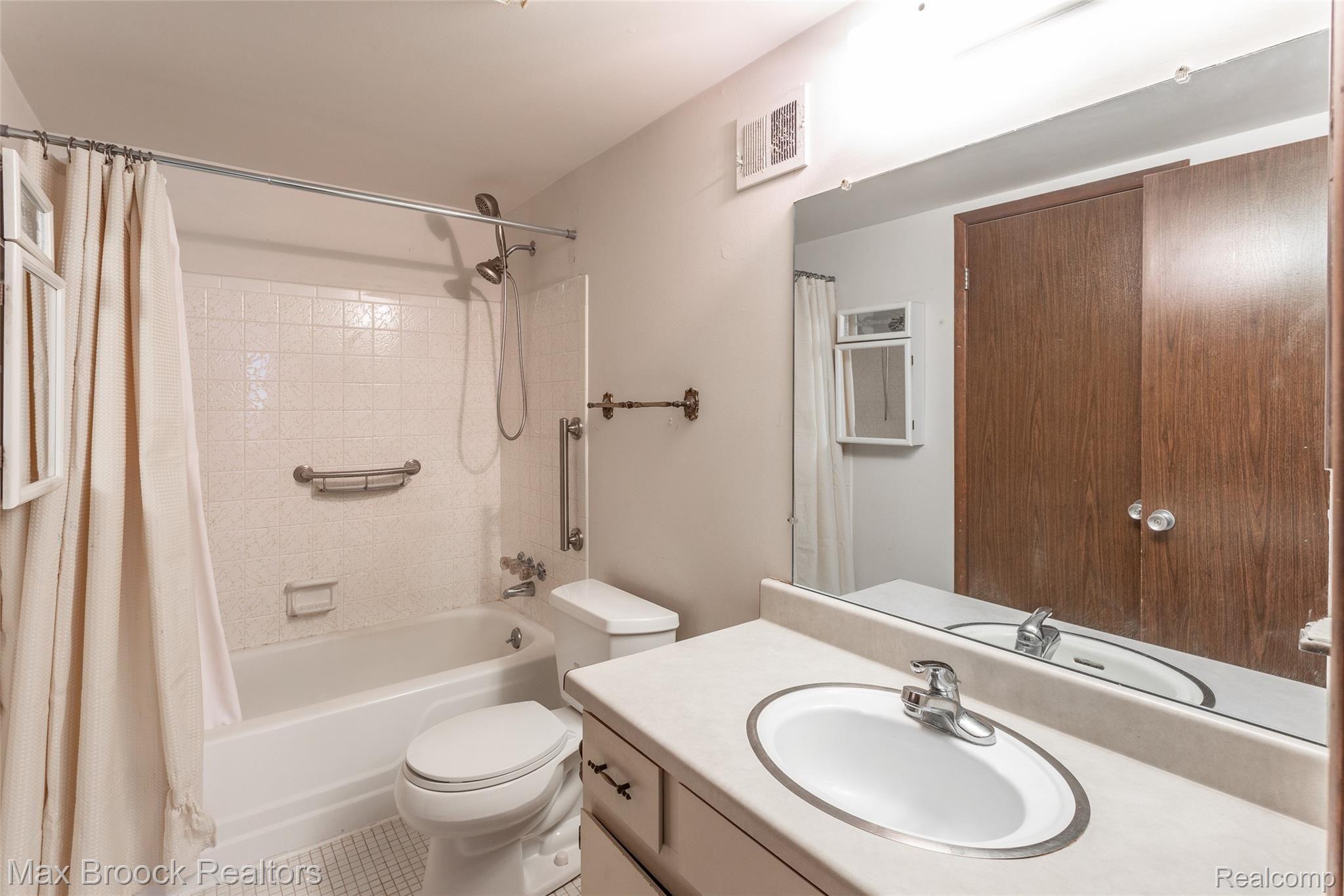 1695 Riverside Drive, Unit 12 Rochester, MI 48309 - Photo 24 of 29 244A2683.jpg