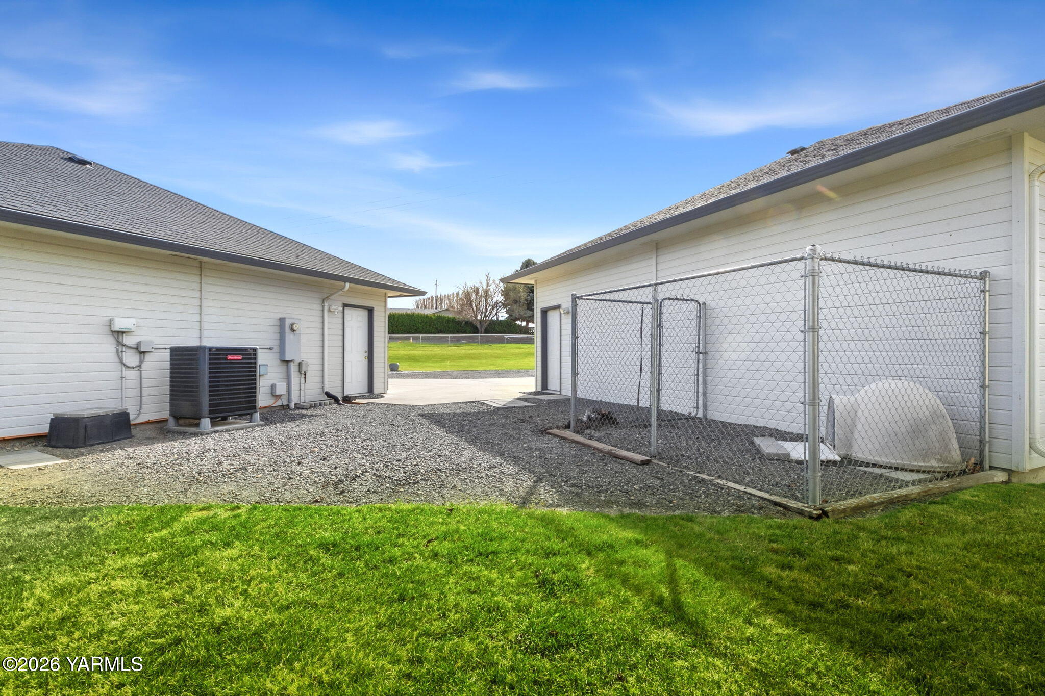461 White Road Yakima, WA 98901 - Photo 11 of 36 a backyard of a house with table and chairs