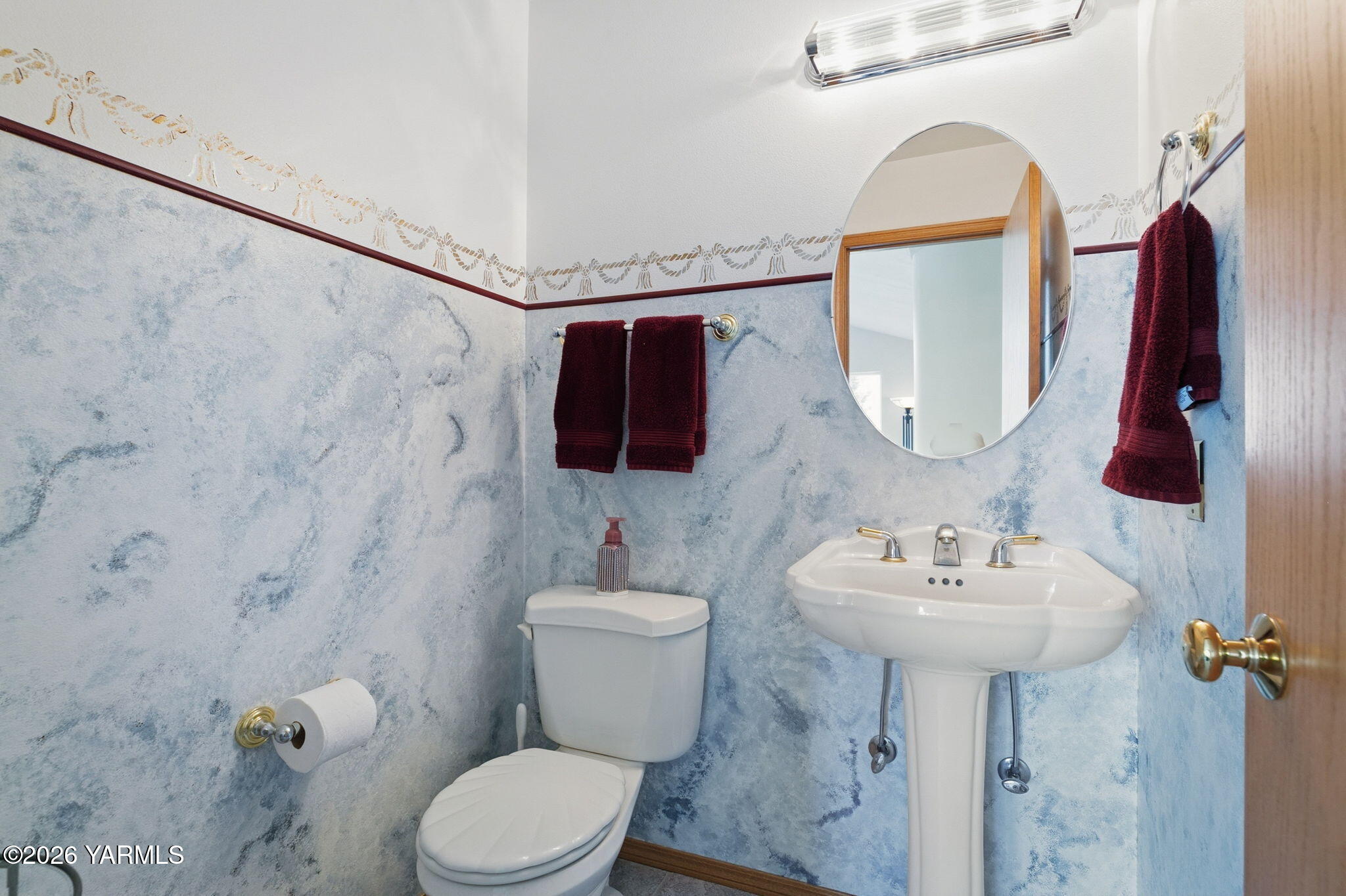 461 White Road Yakima, WA 98901 - Photo 27 of 36 a bathroom with a toilet sink and mirror