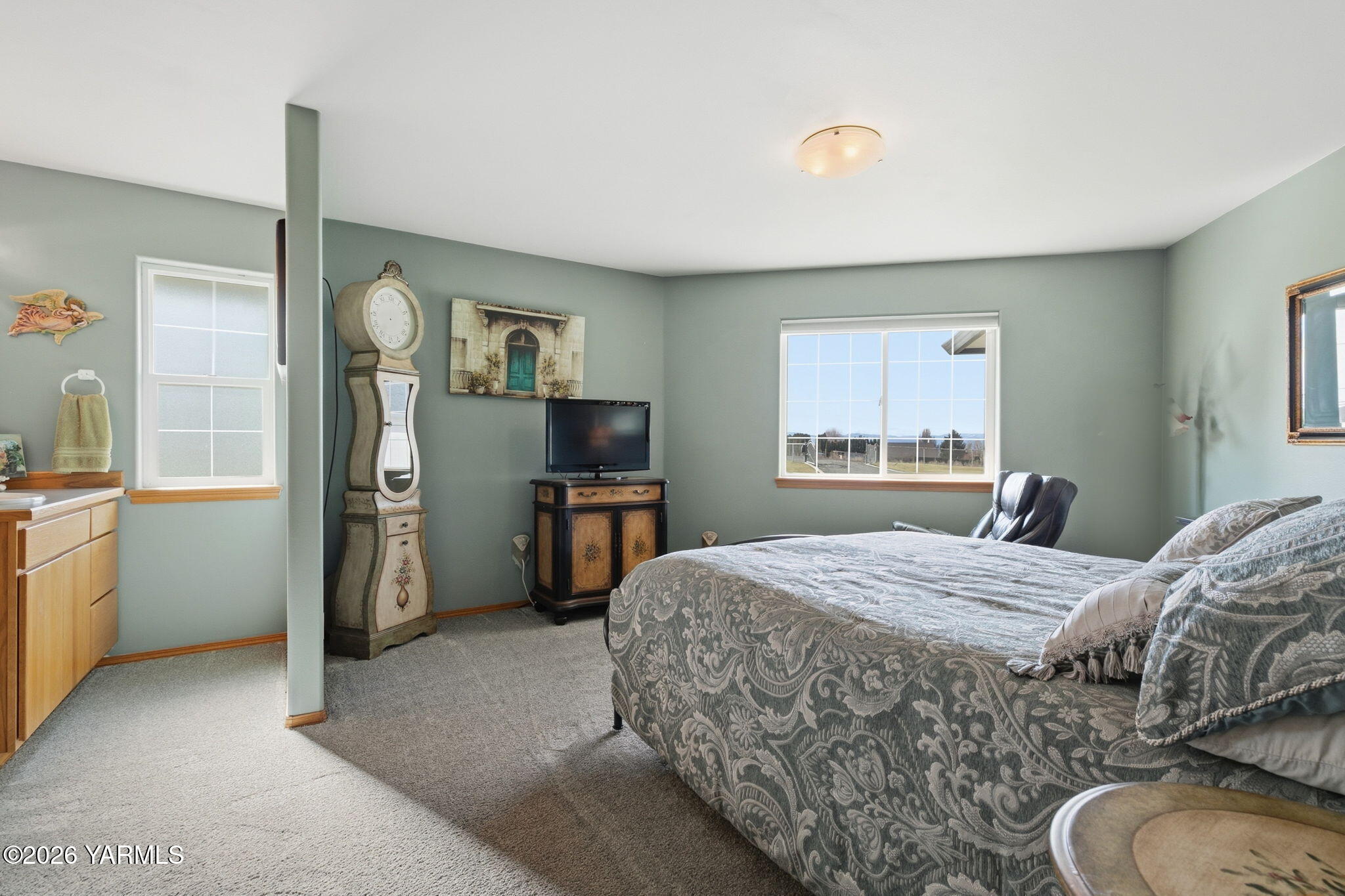 461 White Road Yakima, WA 98901 - Photo 28 of 36 a bedroom with a bed and a flat screen tv