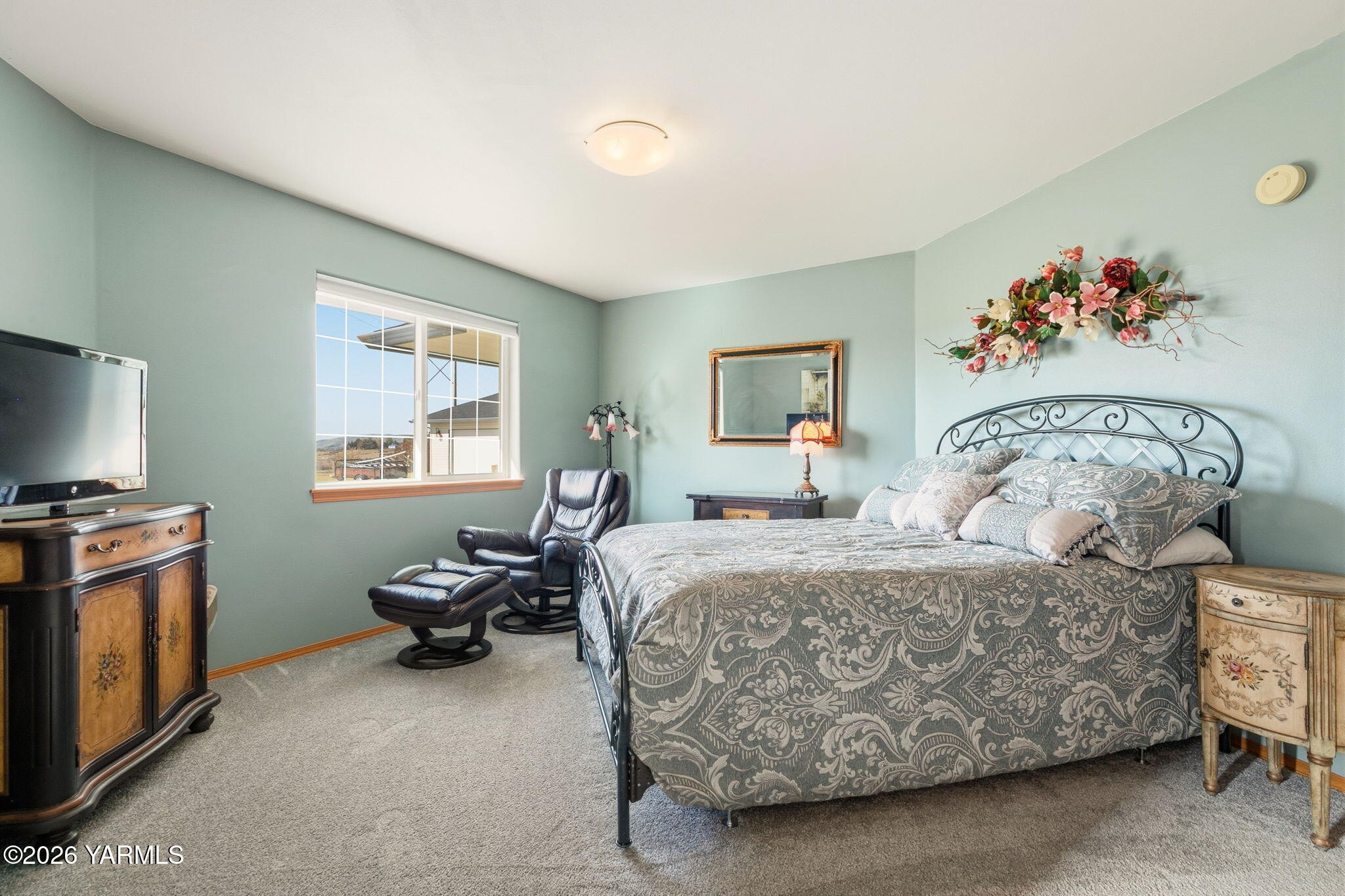 461 White Road Yakima, WA 98901 - Photo 29 of 36 a bedroom with bed and a window