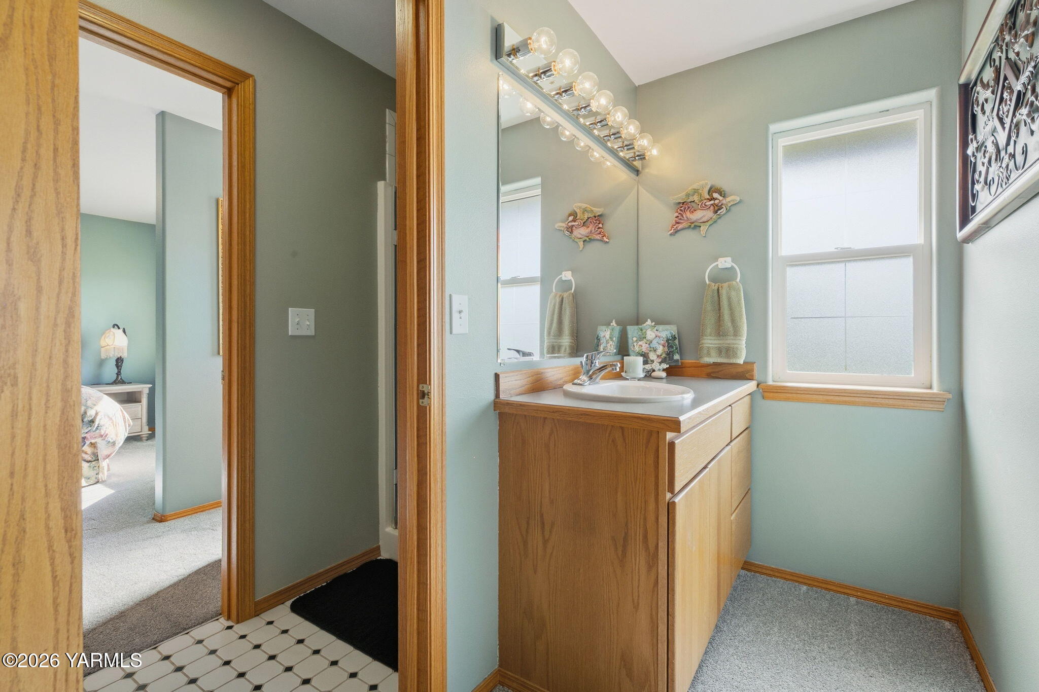 461 White Road Yakima, WA 98901 - Photo 30 of 36 a bathroom with a sink a mirror and a toilet
