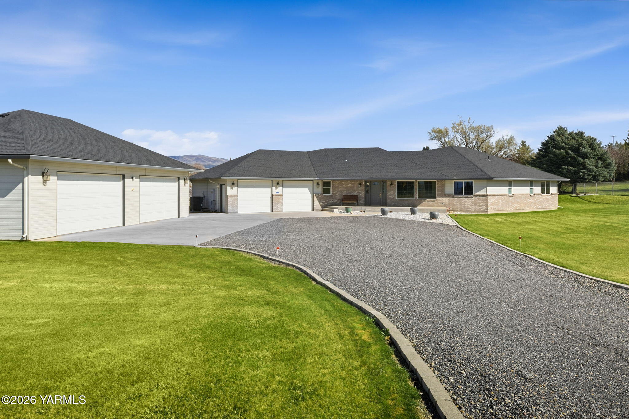 461 White Road Yakima, WA 98901 - Photo 3 of 36 a front view of a house with garden