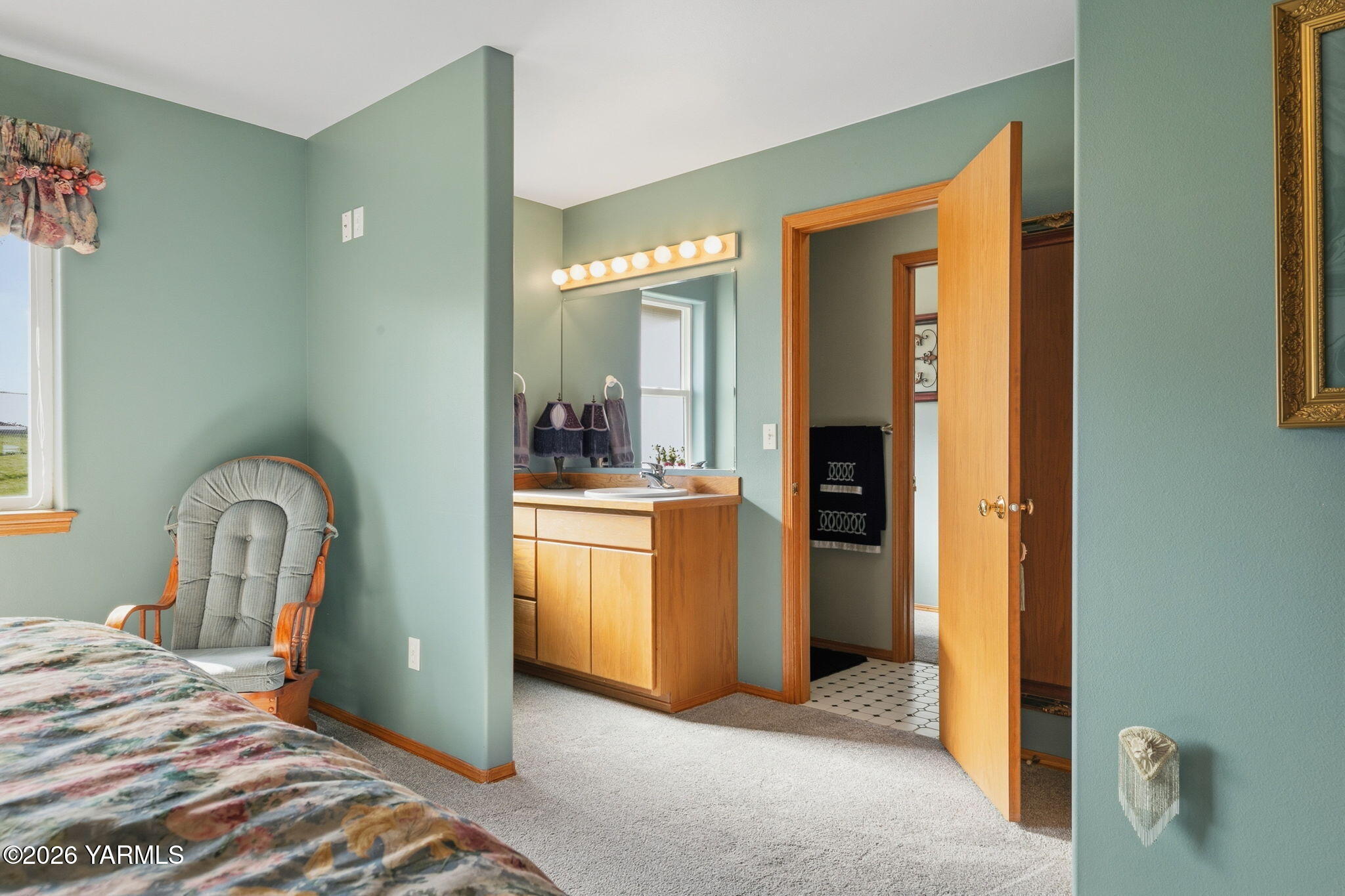 461 White Road Yakima, WA 98901 - Photo 32 of 36 a bedroom with a bed and a mirror