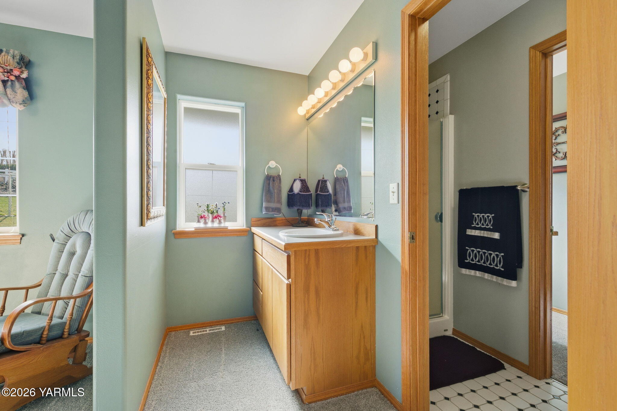 461 White Road Yakima, WA 98901 - Photo 33 of 36 a bathroom with a sink and a mirror