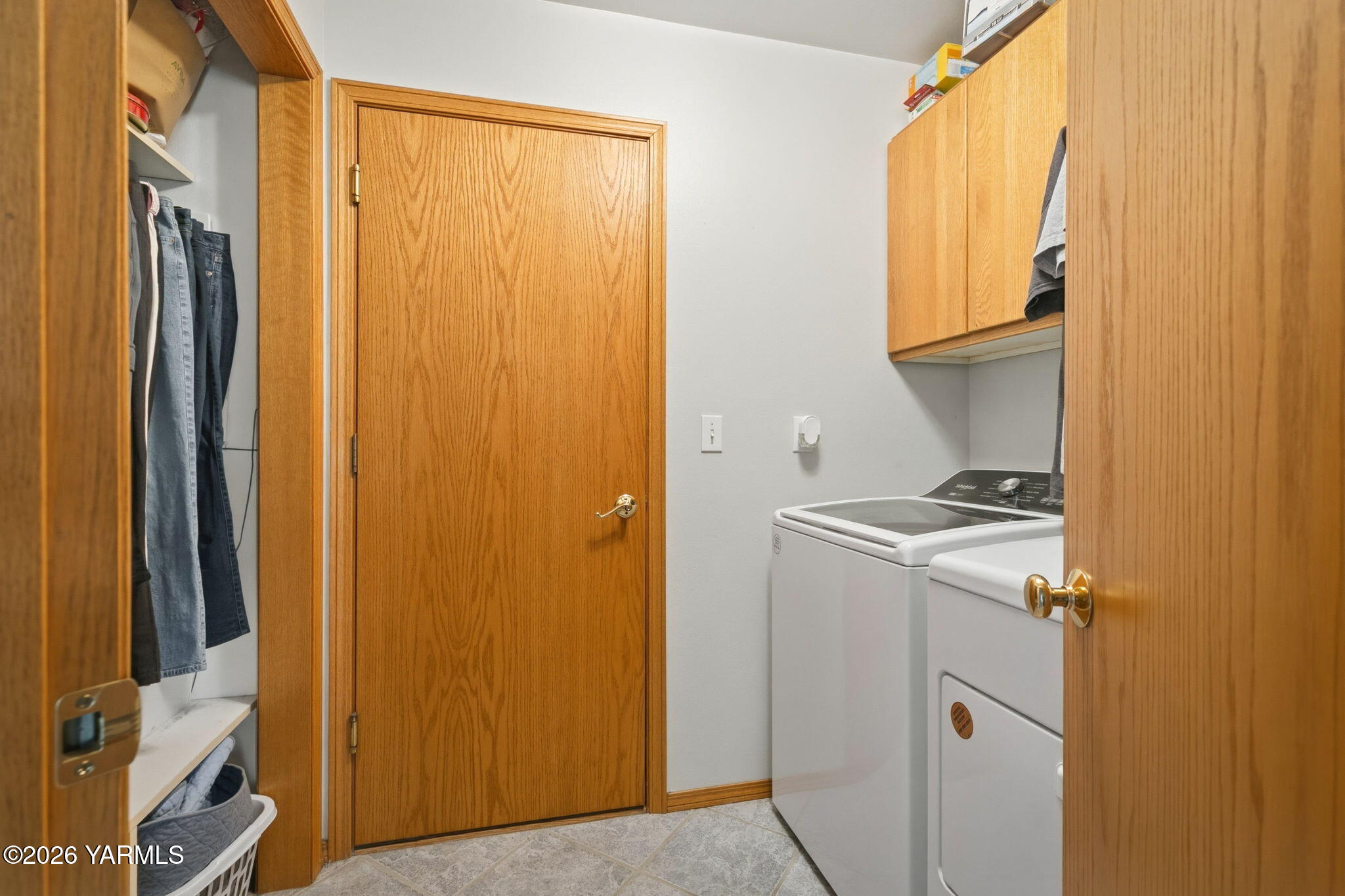 461 White Road Yakima, WA 98901 - Photo 34 of 36 a room that has a bed and a window