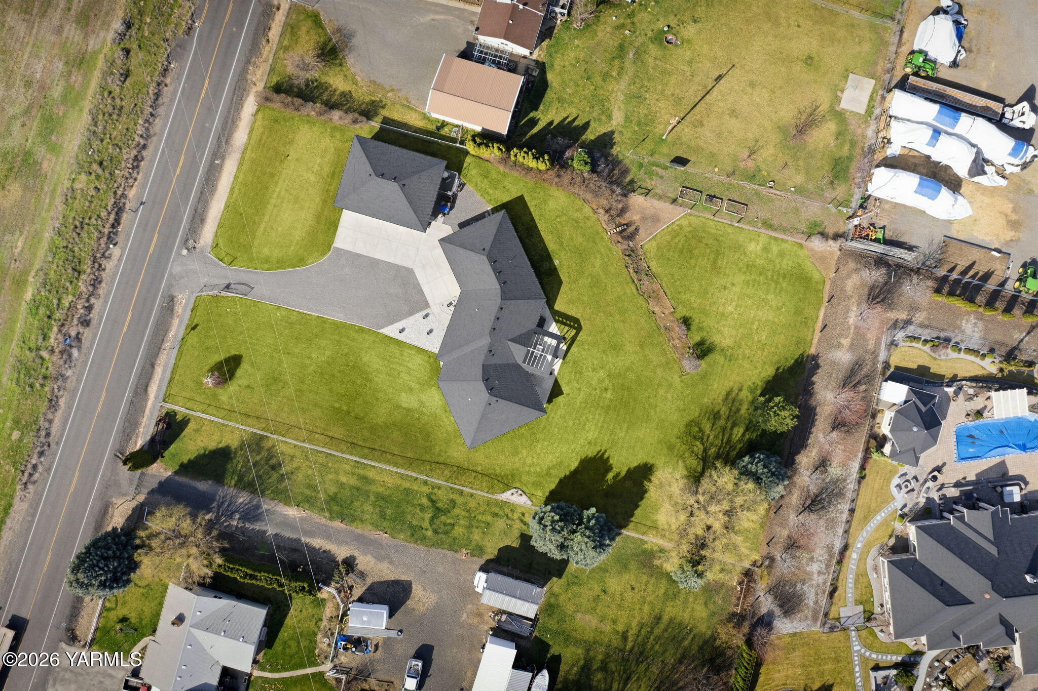 461 White Road Yakima, WA 98901 - Photo 4 of 36 an aerial view of a swimming pool