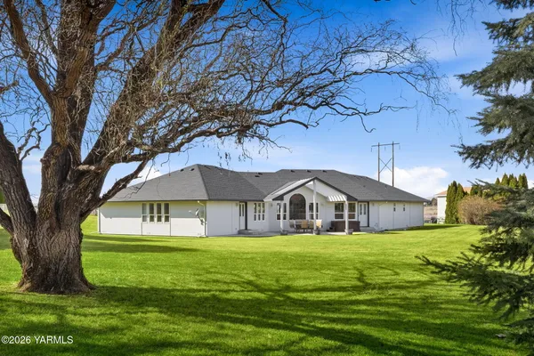a view of a house with a yard