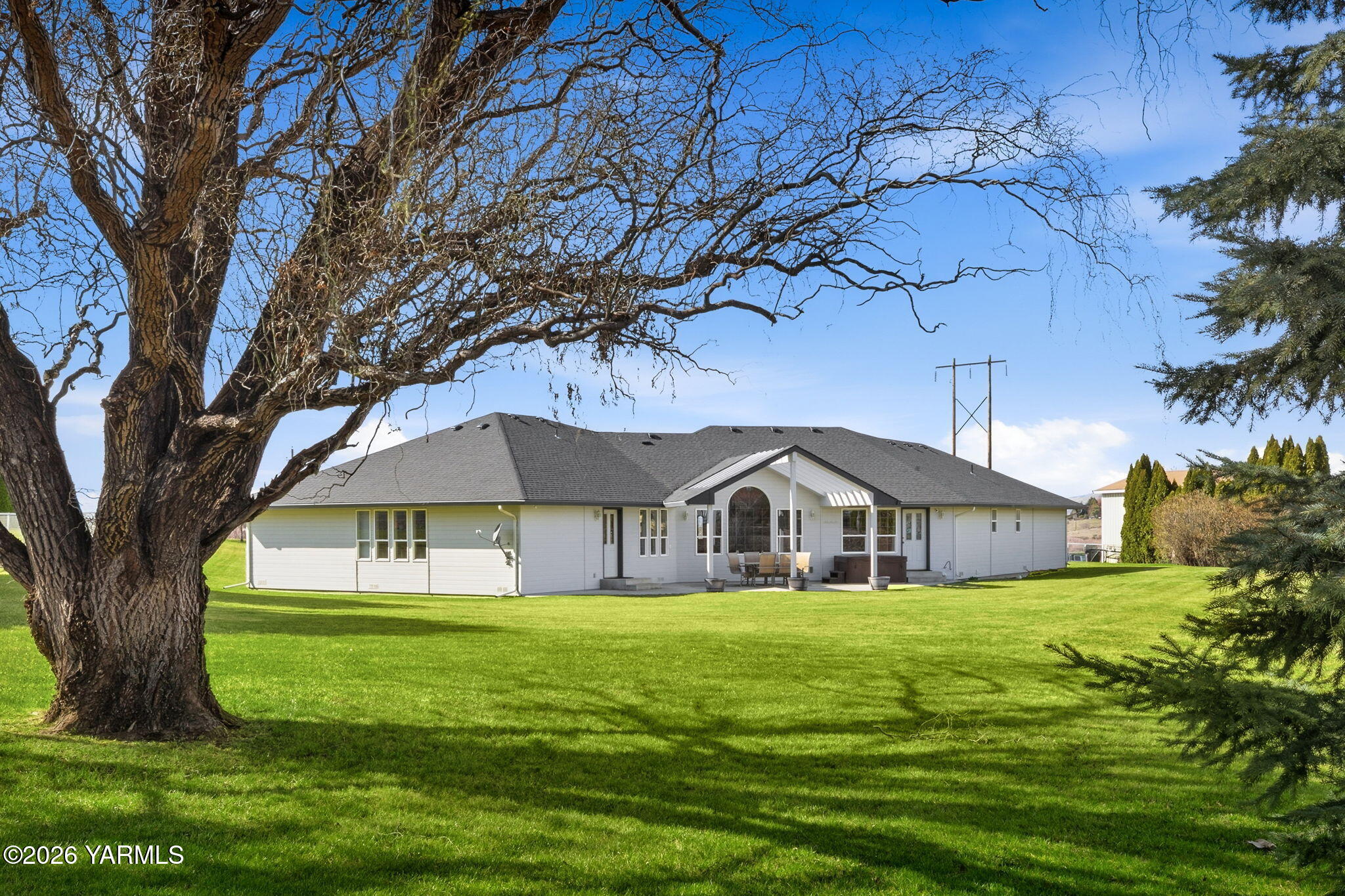 461 White Road Yakima, WA 98901 - Photo 7 of 36 a house with green field in front of it