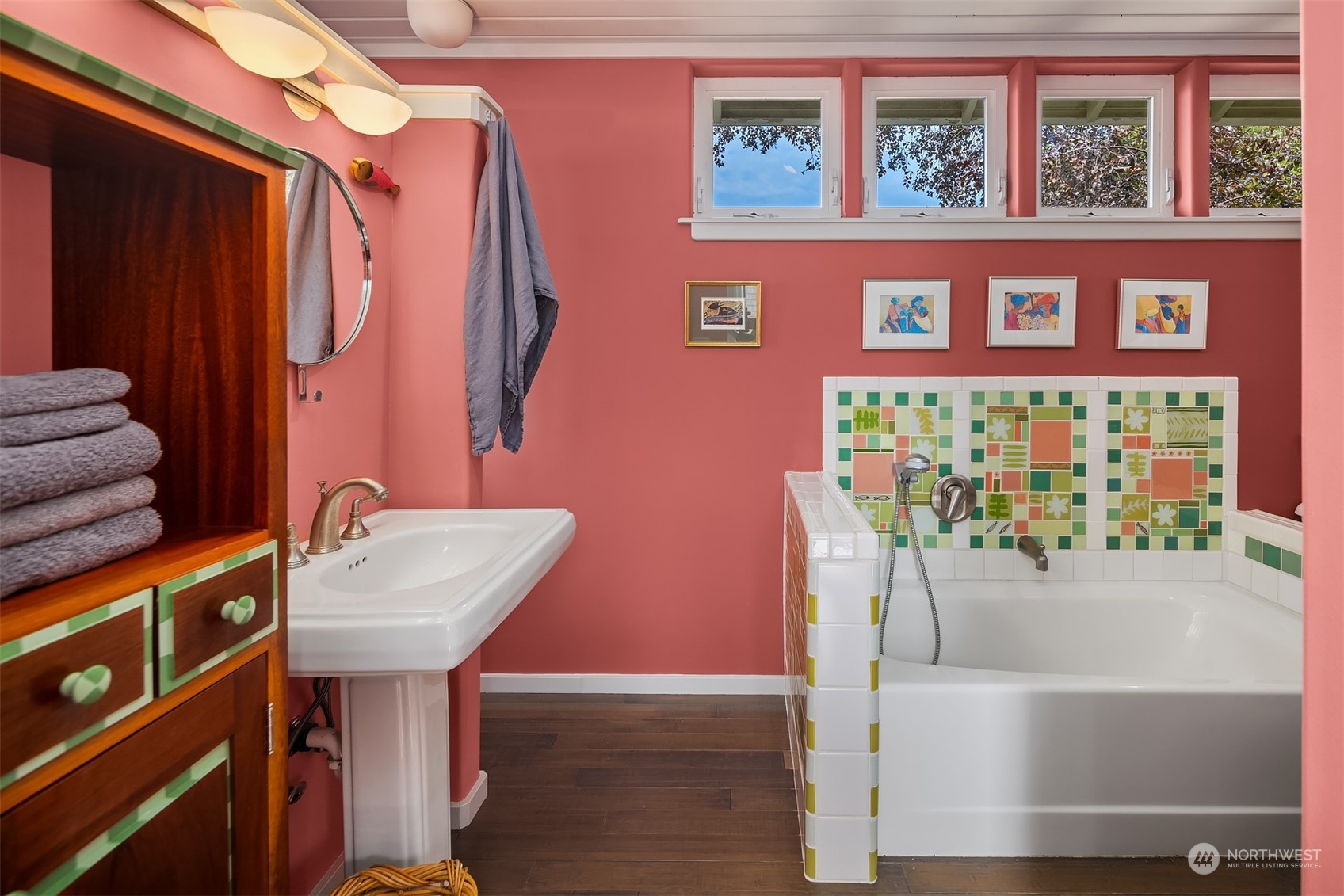 6346 South Bay Road Freeland, WA 98249 - Photo 27 of 40 a bathroom with a sink and a bathtub