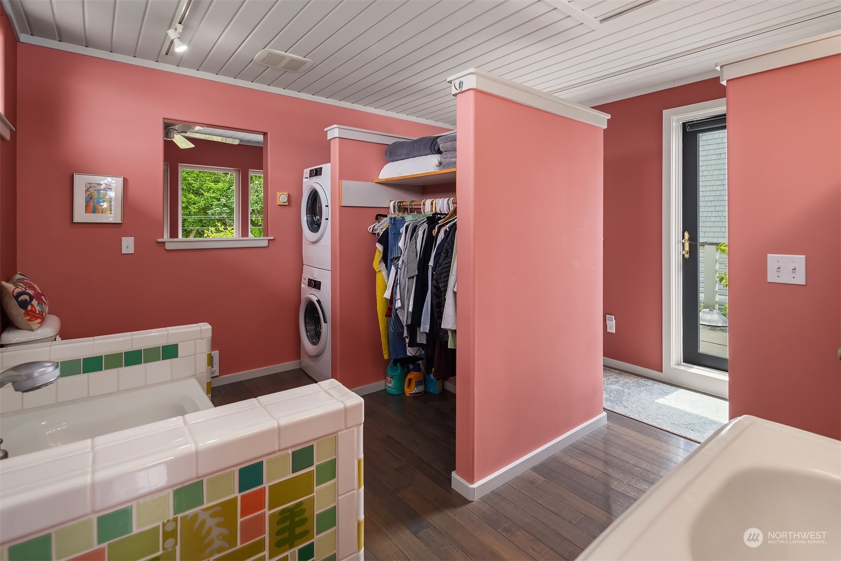 6346 South Bay Road Freeland, WA 98249 - Photo 29 of 40 a room that has a bed and a window